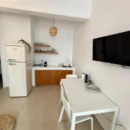 Elenitas Flat, Steps To The Windmills & Fabrika Dom wakacyjny *